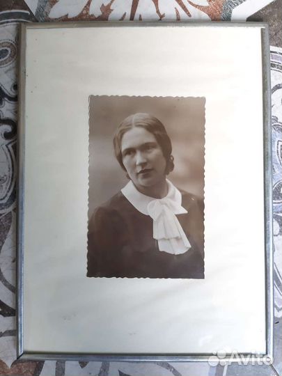 Старинный фотопортрет в рамке со стеклом