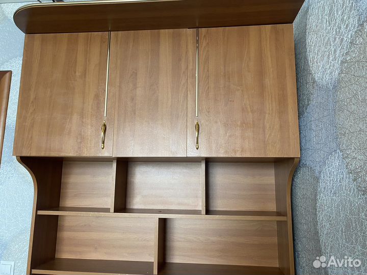 Учебный стол с полками