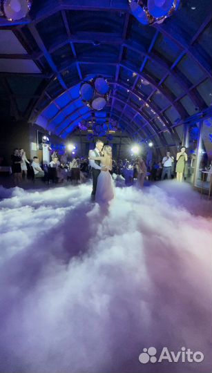 Свет на свадьбу, тяжелый дым, холодные фонтаны