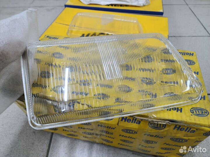 Правое новое стекло фары Hella/Magneti Audi 80 B4
