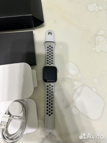 Часы apple watch se 40 mm nike