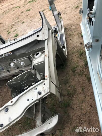 Передняя левая четверть Рено Логан