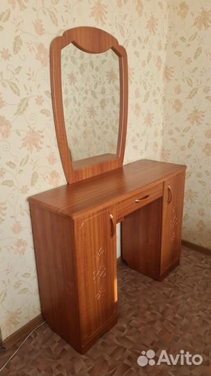 Туалетный столик с зеркалом