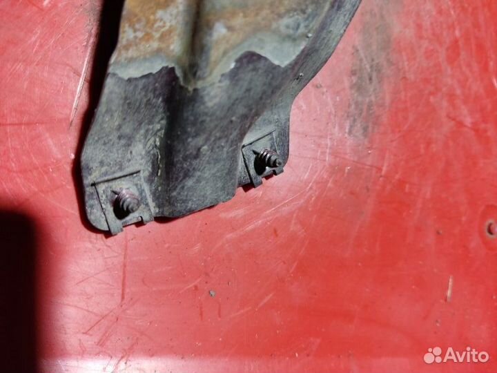 Кронштейн крыла передний правый Audi 100 седан 2.5