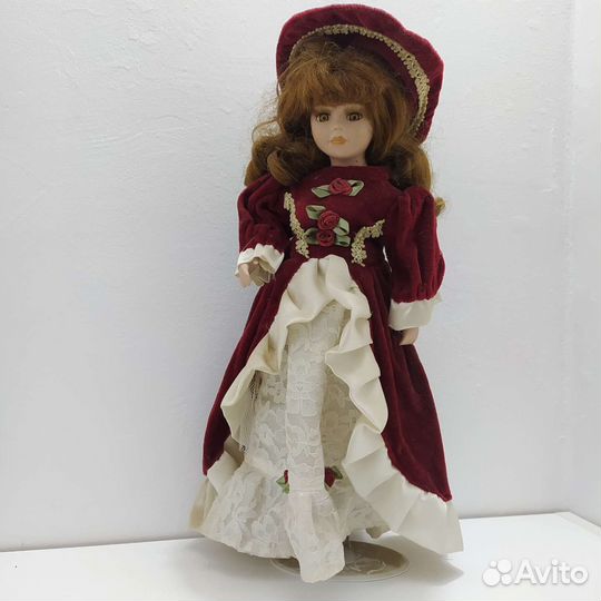 Кукла фарфоровая