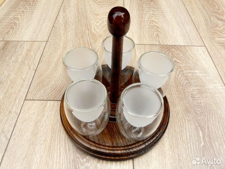 Набор стаканов на деревянной подставке