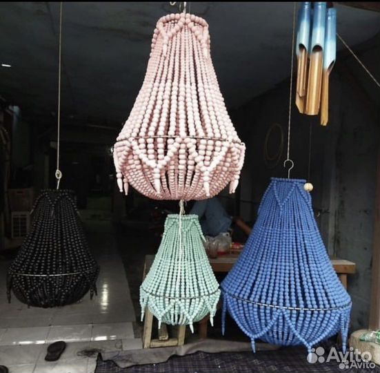 Люстра из деревянных бусин