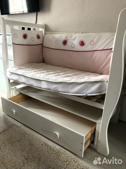 Детская кроватка с маятником лель