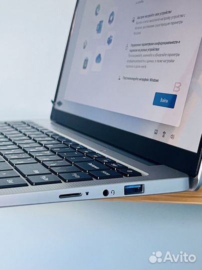 Ноутбук для работы Full HD 8+256, FH V10