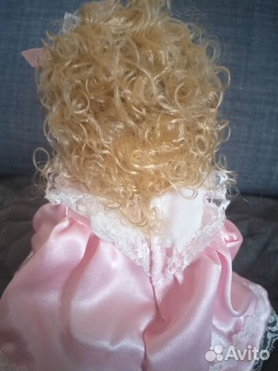 Фарфоровая коллекционная кукла