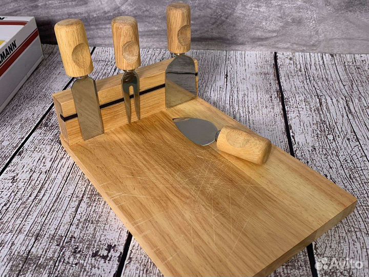 Сырная доска с ножами