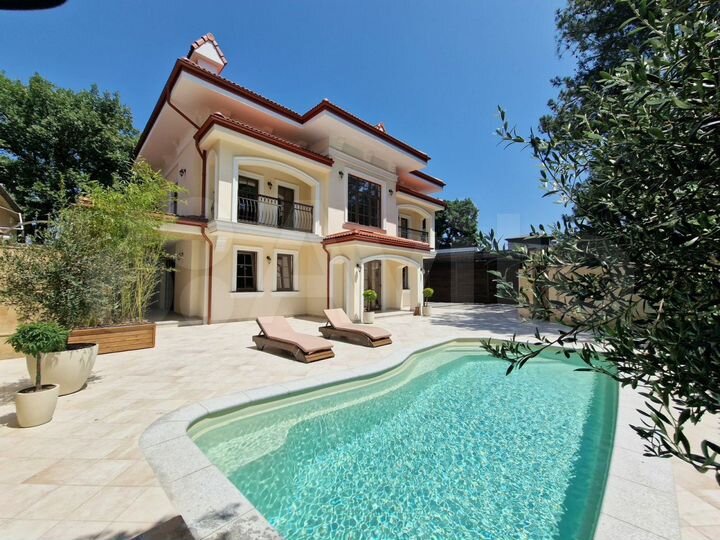 Дом 294 м² на участке 4,7 сот.