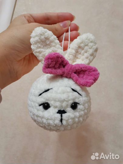 Вязаный зайка ёлочные шары, брелок