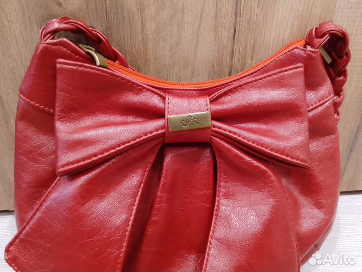 Небольшая красная сумка 25 см ширина