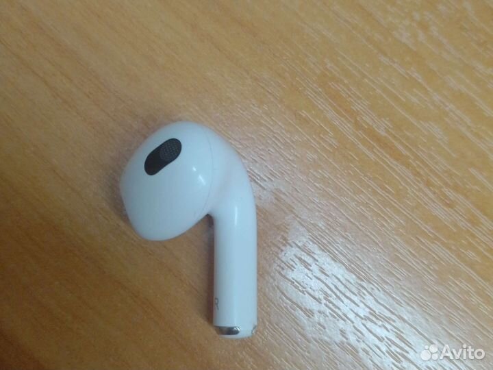 Правый наушник AirPods 3