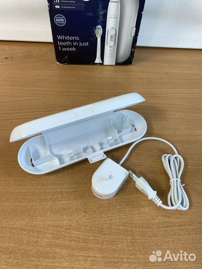 Электрическая звуковая зубная щетка Philips HX6877