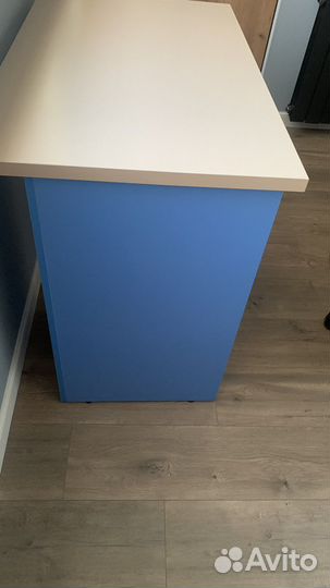 Детский письменный стол Infinity