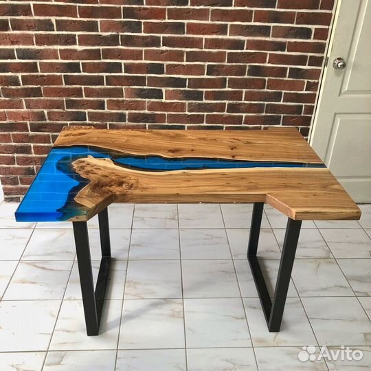 Рабочий стол из дерева с эпоксидной смолой
