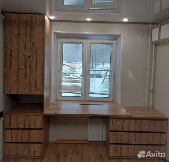 Письменный стол для ученика у окна