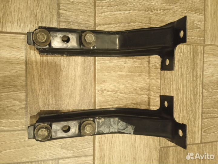 Кронштейны крепления заднего бампера Audi 200 C3