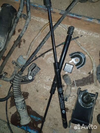 Задние амортизаторы багажника гольф 3