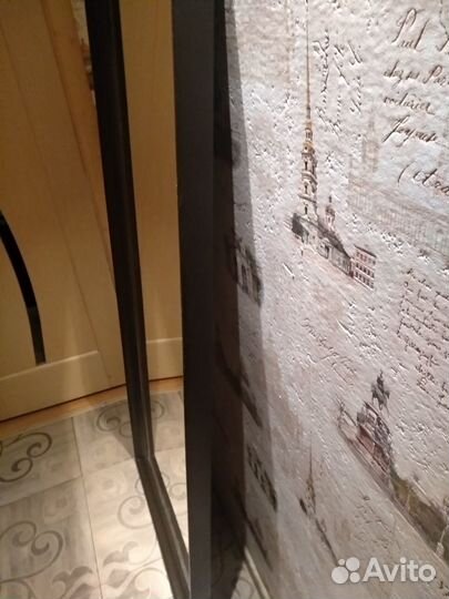 Большое настенное зеркало в деревянной раме