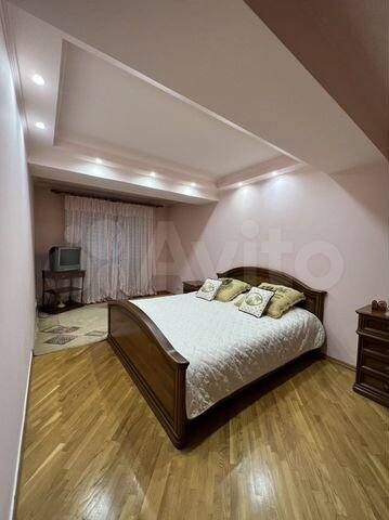4-к. квартира, 132 м², 1/6 эт.