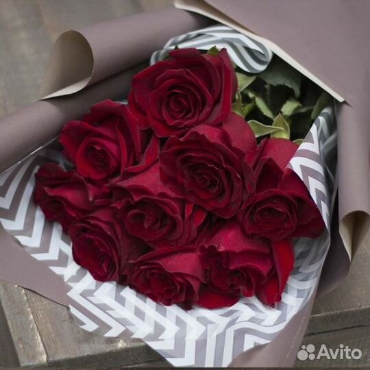 Доставка 46-10-00. Букет 9 роз в стильной упаковке