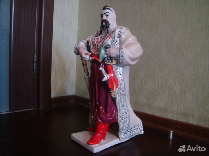 Очень большая статуэтка 