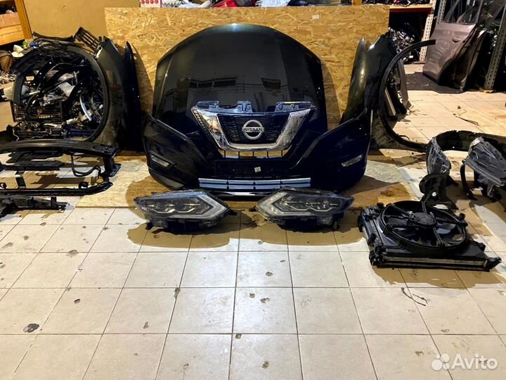 Передняя часть автомобиля Ниссан х-трейл т32