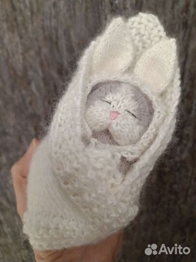 Вязанная игрушка.новорожденный котëнок