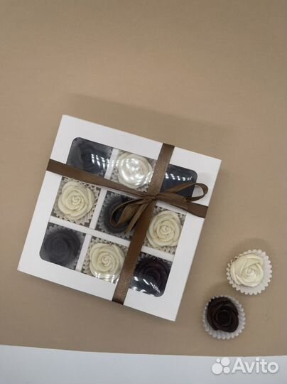 Коробка 9 шоколадных роз в подарочной коробке