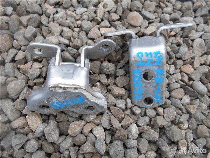 Петля двери задняя левая Toyota Allion ZZT240