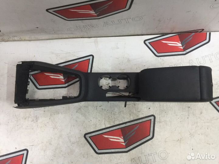 Подлокотник в сборе Фольксваген Джетта 6