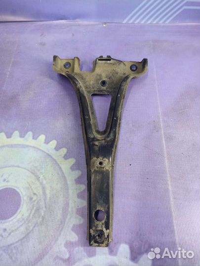 Кронштейн замка капота Volkswagen Bora/Golf 4