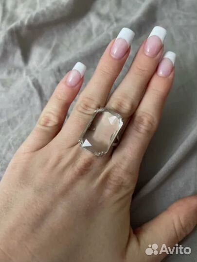 Кольцо с большим прозрачным кристаллом