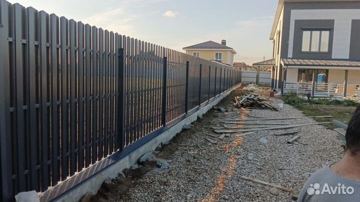 Забор из евроштакетника