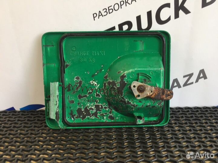 Крышка инструментального ящика слева