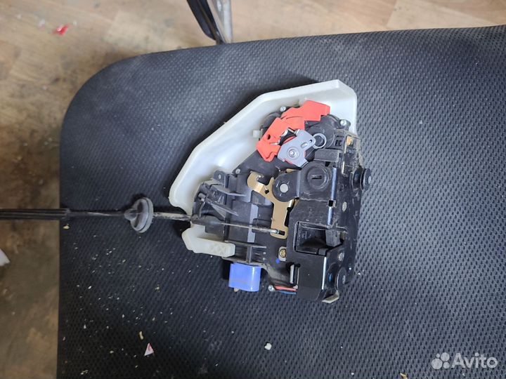 Замок задней правой двериVW Golf 5