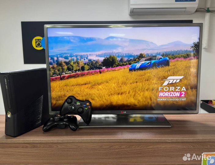 Прошитая xbox360 slim + 2 геймпада + много игр