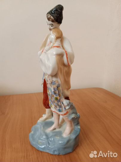 Статуэтка фарфор
