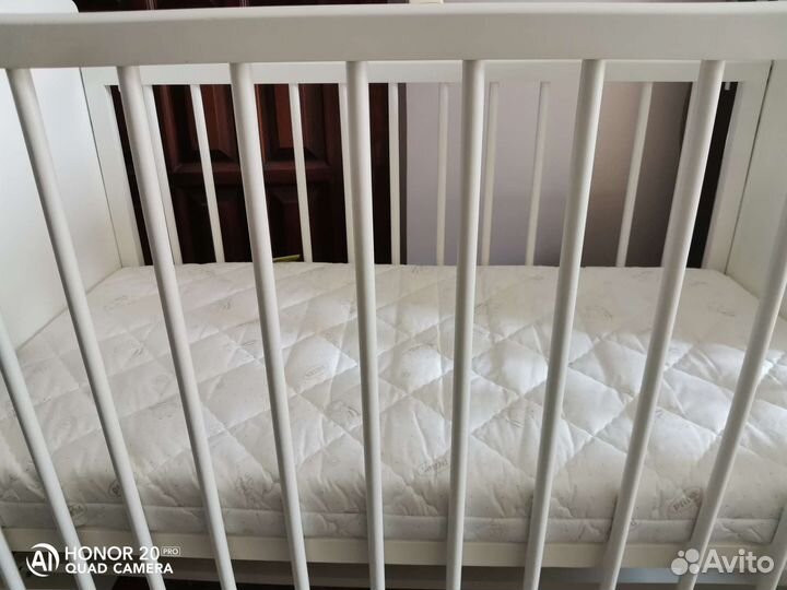 Детская кроватка с маятником белая