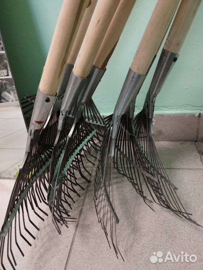 Грабли веерные оцинкованные 20 зубцовые с черенком