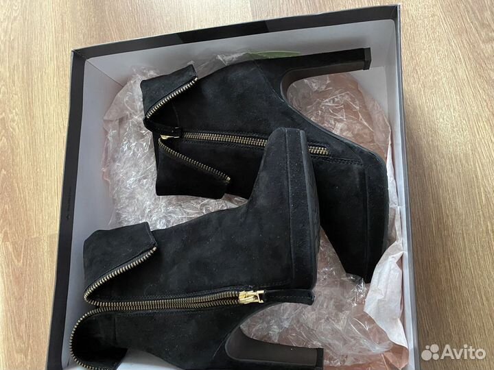 Полусапожки велюр. Новые. Куплены в Италии