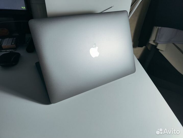 Продам Macbook Pro 13 2017 А1706 с Touch Bar