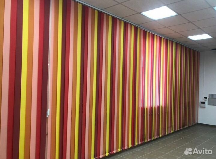 Рулонные шторы в коричневом коробе A4276