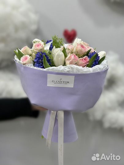 Весенний букет из тюльпанов и кустовых роз