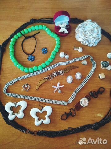 Для девочек:брелоки,серьги,броши,кулоны,расческа