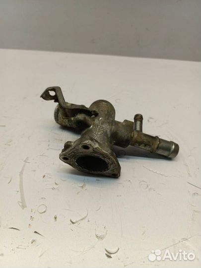 Фланец (тройник) системы охлаждения Kia Rio 3 JB