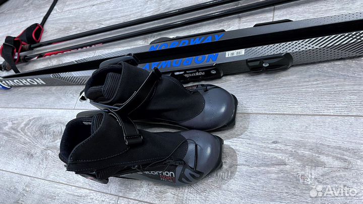 Лыжные ботинки Salomon и лыжи Nordway с палками